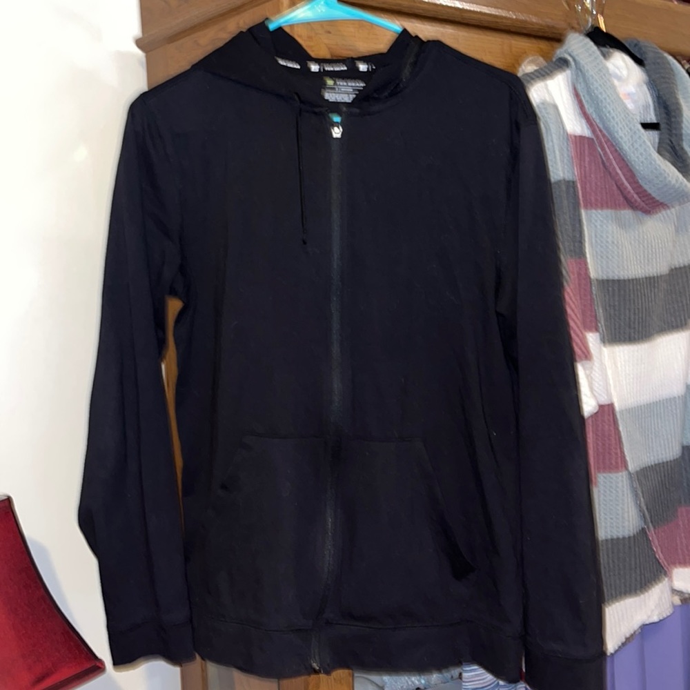 Men’s Tek Gear Light Zip up hoodie, size Small, solid black